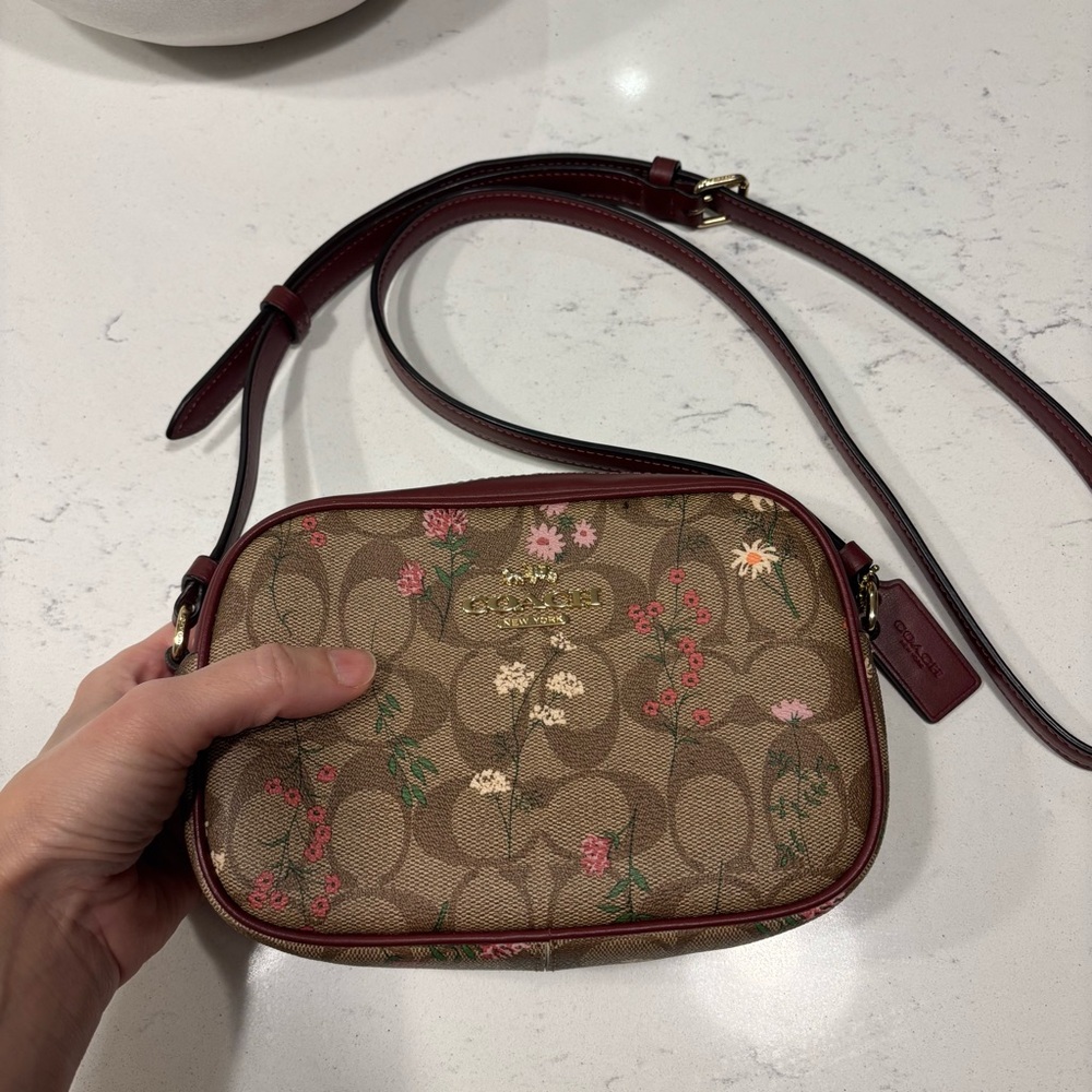 Coach Jamie Camera Bag In Signature
Canvas W. Wildflower Print - Picture 3 of 5